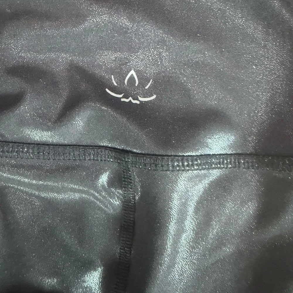 Beyond Yoga. Heather Rib Black Shine High Waisted Midi Legging. Black Shine. XS. - Picture 8 of 8